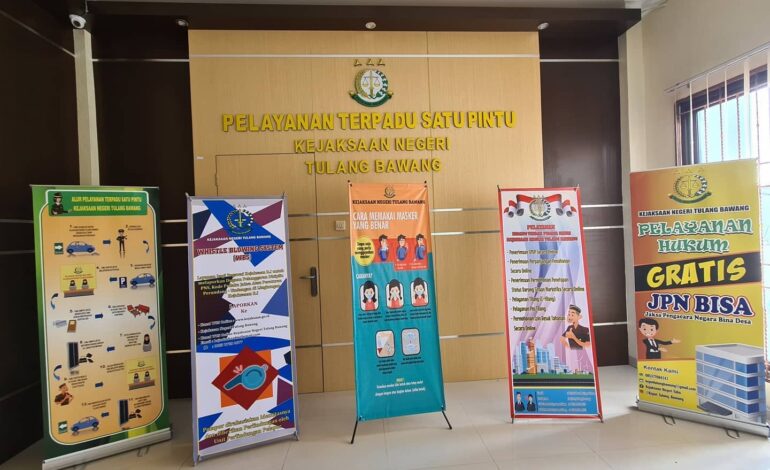  PEMBANGUNAN ZONA INTEGRITAS MENUJU WILAYAH BEBAS DARI KORUPSI PADA KEJARI TULANG BAWANG DIDUKUNG DENGAN BANNER YANG BERISI HIMBAUAN BAGI PEGAWAI DAN MASYARAKAT UNTUK MENDUKUNG KEJARI TULANG BAWANG