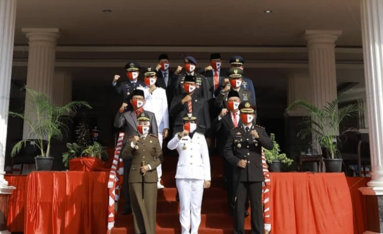  KEJARI TULANG BAWANG MENGIKUTI UPACARA PENAIKAN DAN PENURUNAN SANG MERAH PUTIH DI KAB