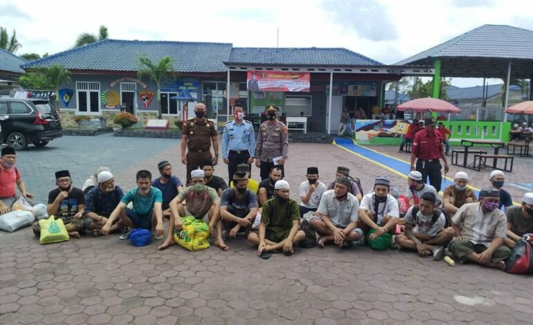  Giat Pemindahan Tahanan dari Polres Tulang Bawang ke Rutan Kelas II B Menggala sebanyak 24 orang oleh Kasubsi Eksekusi dan Eksaminasi pada Bidang Tindak Pidana Umum bapak Agung Rahmat Wibowo, SH, dibantu dengan 2 (dua) orang personil Pengawalan Tahanan Kejaksaan Negeri Tulang Bawang