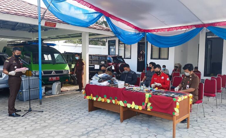  00 WIB, bertempat di halaman parkir Kejaksaan Negeri Tulang Bawang, telah dilakukan pemusnahan barang bukti dalam perkara tindak pidana umum yang telah memiliki kekuatan hukim tetap (inkracht) sesuai dengan protokol kesehatan Covid 19