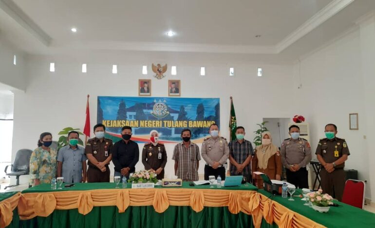  PENGHENTIAN PENUNTUTAN BERDASARKAN KEADILAN RESTORATIF PADA KEJAKSAAN NEGERI TULANG BAWANG