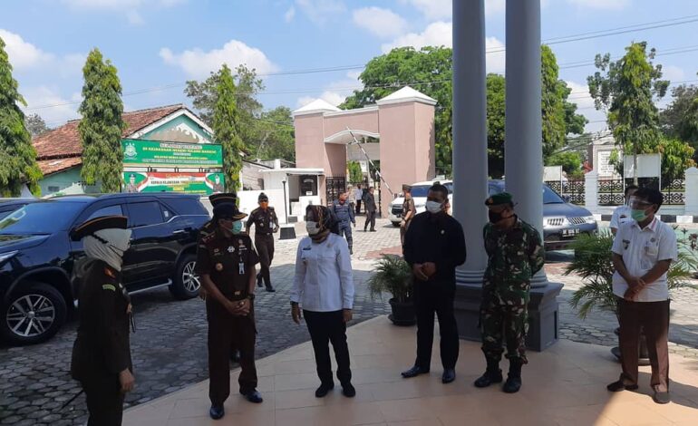  Kepala Kejaksaan Negeri Tulang Bawang Dyah Ambarwati, S.H., M.H didampingi Bupati Tulang Bawang Hj. Winarti, S.E., M.H bersama dengan Ketua DPRD Tulang Bawang menyambut kunjungan kerja Kepala Kejaksaan Tinggi Lampung Dr. Heffinur, S.H., M.Hum ke Kejaksaan Negeri Tulang Bawang yang hadir bersama Asisten Pidana Khusus Nurmulat S. S.H, M.H serta Asisten Perdata & Tata Usaha Negara Taufan Z. S.H., M.H bertempat di Kantor Kejaksaan Negeri Tulang Bawang pada hari Rabu, 18 November 2020. Kunjungan kerja diawali dengan acara ramah tamah Kajari Tulang Bawang bersama Kajati Lampung, Bupati Tulang Bawang, Ketua DPRD Tulang Bawang beserta OPD Kabupaten Tulang Bawang, lalu dilanjutkan dengan peninjauan kantor Kejari Tulang Bawang dan pengarahan bagi para pegawai Kejari Tulang Bawang oleh Kajati Lampung. Dalam kesempatan yang sama, Kajati Lampung didampingi Kajari Tulang Bawang beserta jajaran turut mengunjungi Kabupaten Tulang Bawang Barat yang merupakan wilayah hukum Kejari Tulang Bawang hasil pemekaran dari Kabupaten Tulang Bawang. Kunjungan Kajati Lampung ke Kabupaten Tulang Bawang Barat disambut langsung oleh Bupati Tulang Bawang Barat Umar Ahmad, SP beserta OPD Kabupaten Tulang Bawang Barat, Kapolres Tulang Bawang Barat dan Danlanud M. Bun Yamin. Dalam kunjungannya ke Tulang Bawang Barat Kajati Lampung meninjau lokasi lahan yang nantinya akan diperuntukan bagi pembangunan kantor Kejaksaan Negeri Tulang Bawang Barat.

@kejaksaan.ri
@kejatilampung 
#kejaksaan #kejaksaanagung #kejaksaanri #kejaksaanagungrepublikindonesia #jaksaagung #jaksahebat #bergerakdanberkarya #cpnskejaksaan2019
