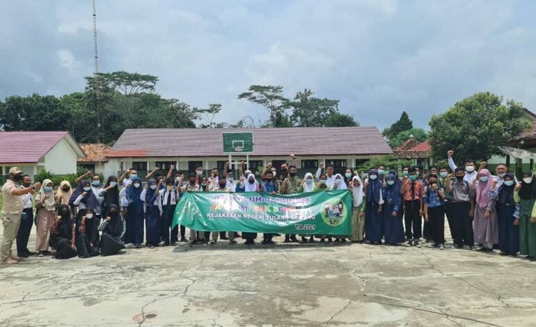  Pada hari Rabu, 10 Maret 2021 bertempat di SMPN 02 Lambu Kibang, Kabupaten Tulang Bawang Barat, Bidang Intelijen Kejaksaan Negeri Tulang Bawang telah melaksanakan giat Jaksa Masuk Sekolah (JMS) terhadap siswa-siswi perwakilan dan Kepala Sekolah di Kabupaten Tulang Bawang Barat