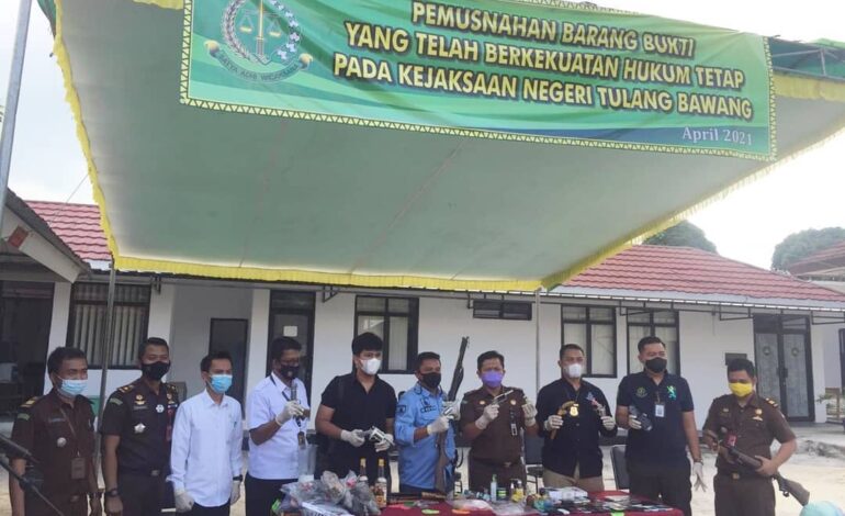  Giat pemusnahan barang bukti pada Kejaksaan Negeri Tulang Bawang, Rabu 21 April 2021 bertempat di halaman kantor Kejaksaan Negeri Tulang Bawang