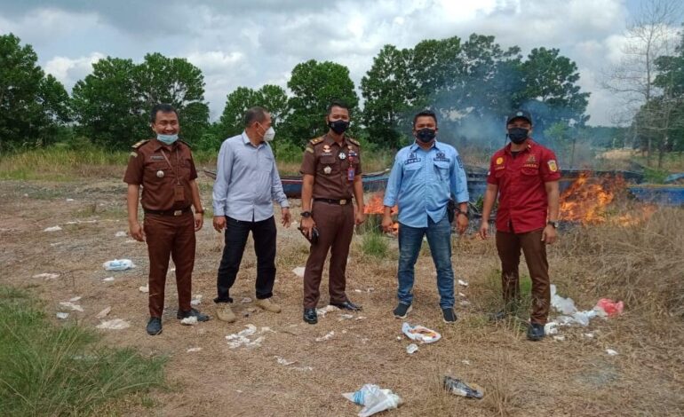  Pada hari Rabu tanggal 21 April 2021 bertempat di Polres Mesuji, telah dilakukan pemusnahan barang bukti perkara tindak pidana umum yang telah berkekuatan hukum tetap berdasarkan putusan Pengadilan Negeri Menggala Nomor :432/Pid