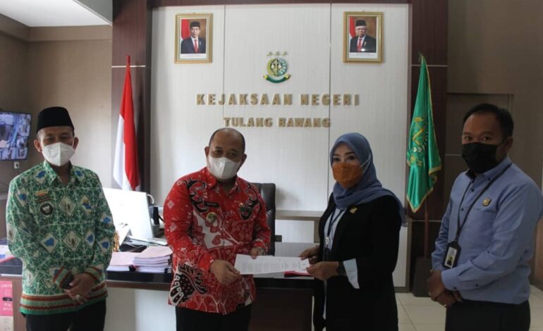  Pemberian piagam penghargaan dari Bupati Tulang Bawang kepada Kepala Kejaksaan Negeri Tulang Bawang atas pemberian bantuan hukum non litigasi berupa penagihan temuan administrasi tunggakan pajak serta kelebihan pembayaran kepada 100 Kampung dari 15 kecamatan se-Kabupaten Tulang Bawang, dari hasil bantuan hukum non litigasi tersebut Kejaksaan Negeri Tulang Bawang melalui  Bidang Perdata dan Tata Usaha Negara telah berhasil melakukan pemulihan keuangan negara sebesar Rp