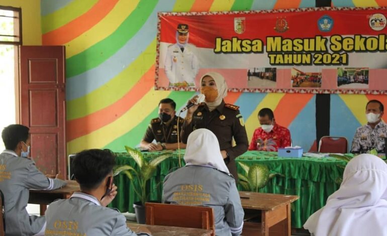  Kepala Kejaksaan Negeri Tulang Bawang ibu Dyah Ambarwati, SH., MH menjadi pemateri dalam giat Jaksa Masuk Sekolah (JMS) Kejaksaan Negeri Tulang Bawang yang diselenggarakan di SMAN 02 Menggala, Kabupaten Tulang Bawang. Giat JMS juga dihadiri oleh Kepala Dinas Pendidikan Kabupaten Tulang Bawang, Kasi Intelijen Kejari Tulang Bawang, serta Kepala Sekolah SMAN 02 Menggala. Dalam giat JMS disampaikan materi mengenai Cyber Crime dan Cyber Bullying serta pengenalan Tupoksi Kejaksaan RI secara umum.
Giat dilaksanakan dengan menerapkan protokol kesehatan Covid 19.

@kejaksaan.ri @kejatilampung #kejaksaan #kejaksaanhebat #kejaksaanagung #kejaksaanri #kejaksaannegeri #kejaksaanagungri #kejaksaanagungrepublikindonesia #jaksa #jaksahebat #jaksapengacaranegara #jaksaindonesia #jaksaagung