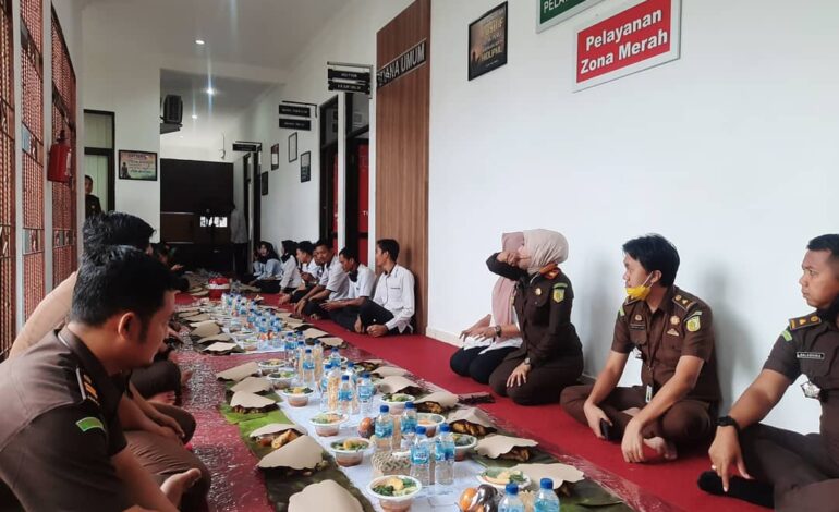  * Potret kebersamaan Keluarga Besar Kejaksaan Negeri Tulang Bawang dalam menyambut Bulan Suci Ramadhan 1442 H *