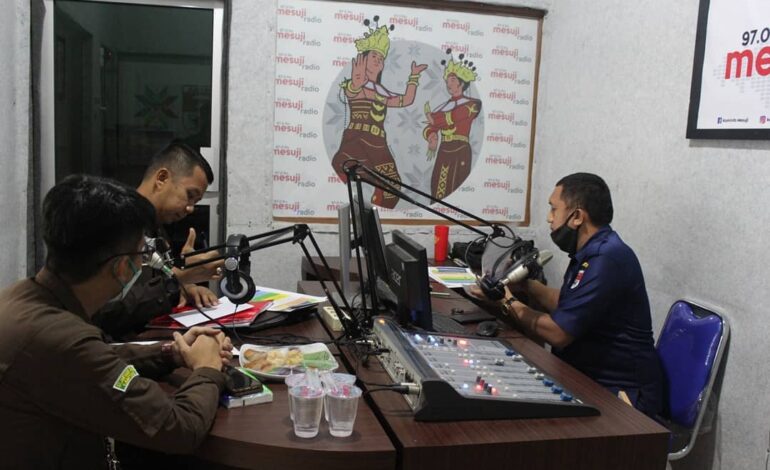  Kejaksaan Negeri Tulang Bawang melaksanakan kegiatan Penyuluhan Hukum dalam Program Jaksa Menyapa pada hari Rabu 16 Juni 2021 bertempat di Radio Suara Mesuji Kabupaten Mesuji