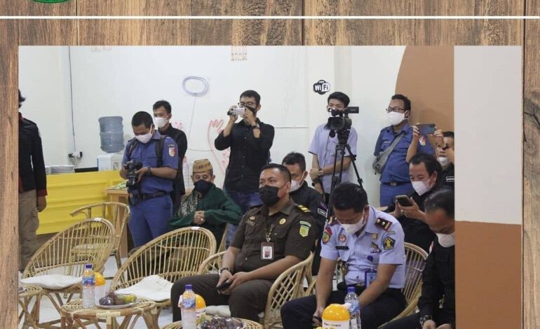  Senin, 5 Juli 2021 bertempat di Cafe Titik Temu Unit 02 Kabupaten Tulang Bawang Kepala Kejaksaan Negeri Tulang Bawang bersama Forkopimda yang pada kesempatan kali ini di wakili Jaksa Fungsional Bidang Intelijen (Hendra Dwi gunanda, S