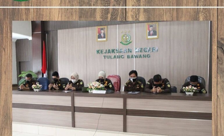  Pada hari Senin, 19 Juli 2021 bertempat di aula Kantor Kejaksaan Negeri Tulang Bawang Kepala Kejaksaan Negeri Tulang Bawang (Dyah Ambarwati, S