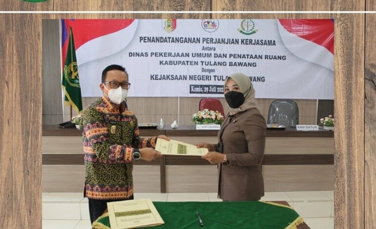  Kamis, 29 Juli 2021 telah dilaksanakan giat Penandatanganan Perjanjian Kerjasama antara Dinas Pekerjaan Umum dan Penataan Ruang Kabupaten Tulang Bawang dengan Kejaksaan Negeri Tulang Bawang