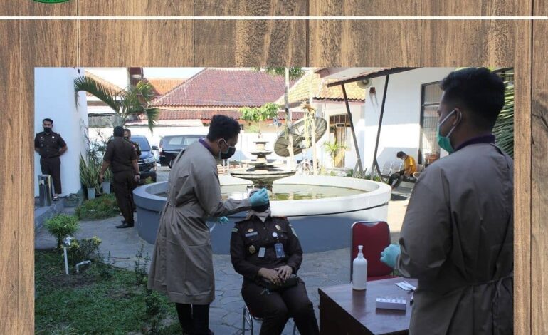  Selasa, 27 Juli 2021 telah dilaksanakan giat rutin Rapid Test Antigen Kejaksaan Negeri Tulang Bawang yang dilakukan terhadap seluruh pegawai Kejaksaan Negeri Tulang Bawang bertempat di Taman Kejaksaan Negeri Tulang Bawang
