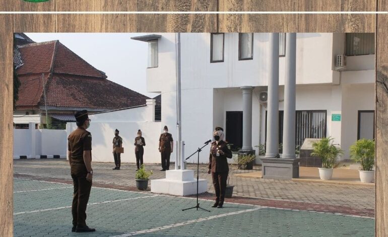  Senin, 2 Agustus 2021 bertempat di halaman Kejaksaan Negeri Tulang Bawang telah dilaksanakan Apel Pagi, di pimpin langsung oleh Kepala Kejaksaan Negeri Tulang Bawang (Dyah Ambarwati, S