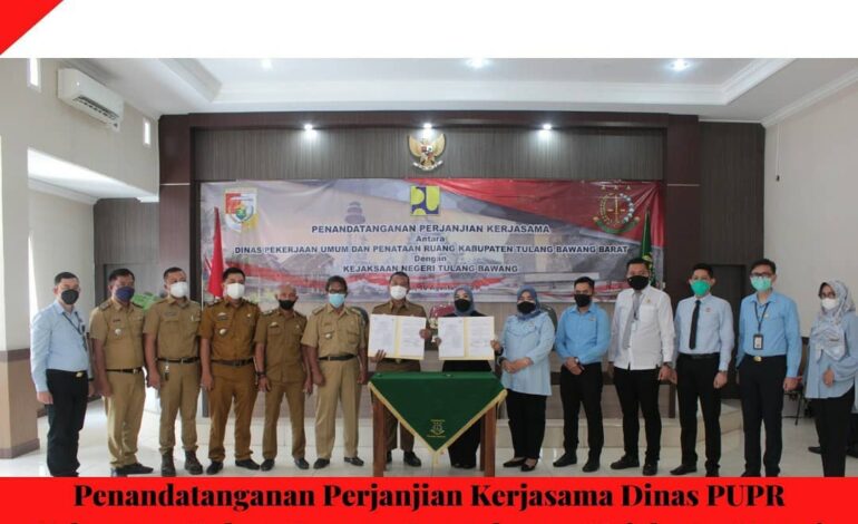  Selasa, 10 Agustus 2021 bertempat di aula Kantor Kejaksaan Negeri Tulang Bawang telah dilaksanakan giat Perjanjian Kerjasama Antara Dinas Pekerjaan Umum dan Penataan Ruang Kabupaten Tulang Bawang Barat dengan Kejaksaan Negeri Tulang Bawang dihadiri oleh Kepala Kejaksaan Negeri Tulang Bawang (Dyah Ambarwati, S
