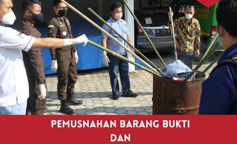  Kamis, 26 Agustus 2021 telah dilaksanakan giat Pemusnahan Barang Bukti dan Barang Rampasan yang dihadiri oleh Kasi Barang Bukti dan Barang Rampasan (Baladhika Surengpati, S