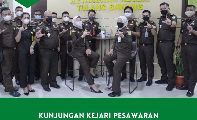  Senin, 18 Oktober 2021 Kepala Kejaksaan Negeri Tulang Bawang Dyah Ambarwati, S