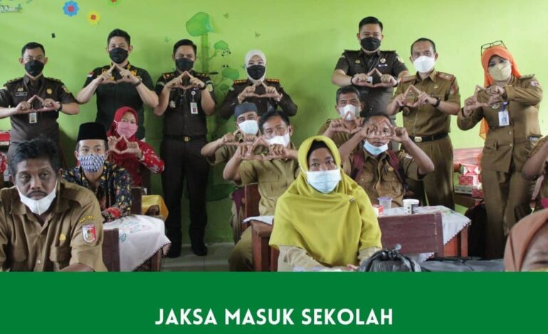  Senin dan Selasa, 25-26 Oktober 2021 telah dilaksanakan giat Program Jaksa Masuk Sekolah dalam rangka Penyuluhan Hukum kepada Kepala Sekolah dan Guru SD, SMP dan SMA se Kabupaten Tulang Bawang di Kecamatan Penawar Tama dan Rawajitu Selatan dan Timur