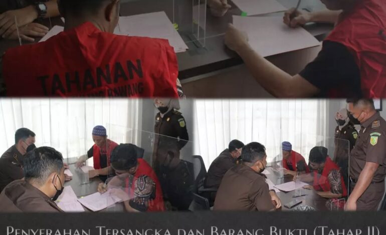  Tim penyidik Kejaksaan Negeri Tulang Bawang pada Kamis, 3 Februari 2022 telah melaksanakan proses Penyerahan Tersangka dan Barang Bukti (Tahap II) kepada Jaksa Penuntut Umum Kejaksaan Negeri Tulang Bawang dalam perkara Tindak Pidana Korupsi Penyalahgunaan dan Penyimpangan APBKam Bumi Sari yang dilakukan oleh Kepala Kampung Bumi Sari dan Bendahara Kampung Bumi Sari TA