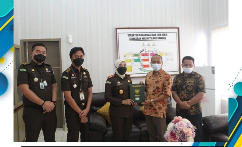  Pada hari Kamis, 13 Januari 2022 telah dilaksanakan penyerahan Sertifikat Tanah Milik Kejaksaan Republik Indonesia seluas 769 m2 yang berlokasi di Desa Menggala Selatan Kecamatan Menggala Kabupaten Tulang Bawang