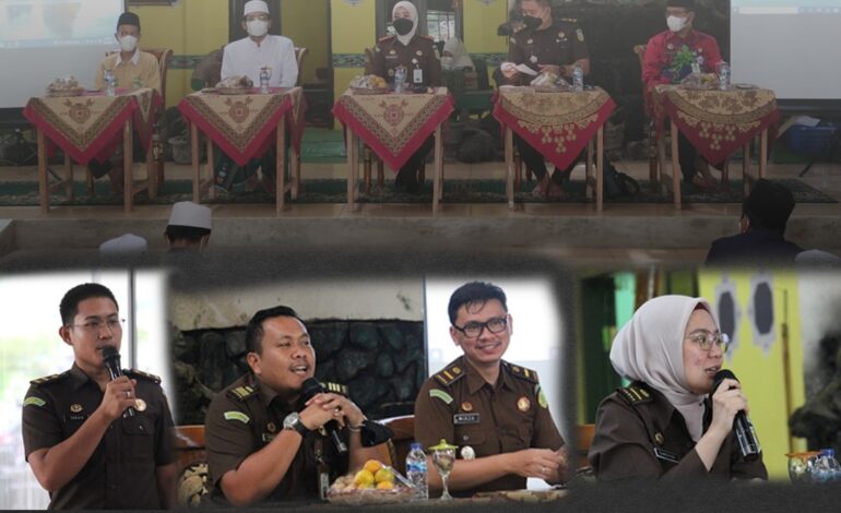  Rabu, 26 Januari 2022, jaksa-jaksa muda Kejaksaan Negeri Tulang Bawang menyambangi 100 orang santriwan dan santriwati Pesantren Nurul Ikhlas Unit 4, Desa Sumber Makmur, Kecamatan Banjar Margo, Kabupaten Tulang Bawang dalam program Bidang Intelijen, JAKSA MASUK SEKOLAH (JMS)
