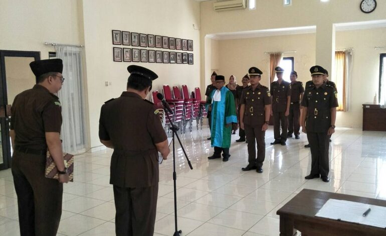  Pelantikan Kasubsi Eksekusi dan Eksaminasi pada Seksi Tindak Pidana Umum dan Kasubsi Upaya Hukum Luar Biasa dan Eksekusi pada Seksi Tindak Pidana Khusus Kejari Tulang Bawang