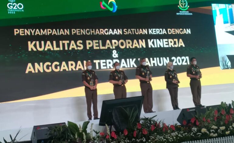  Selamat kepada Kejaksaan Tinggi Lampung yang telah meraih Penghargaan Peringkat ke-2 (dua) atas Kualitas pelaporan kinerja & Anggaran Terbaik 2021 Semoga kedepannya akan lebih baik lagi dan dapat mempertahankan prestasi yang luar biasa ini