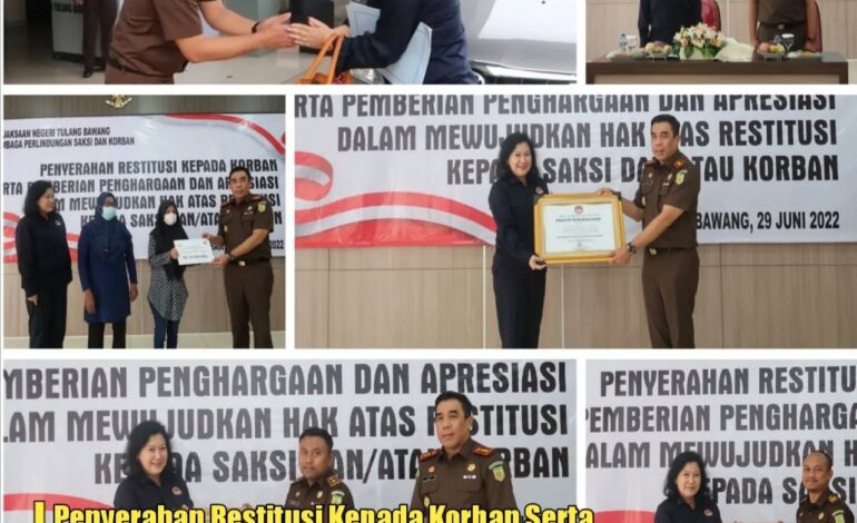  Kepala Kejaksaan Negeri Tulang Bawang Melakukan Penyerahan Restitusi Kepala Korban