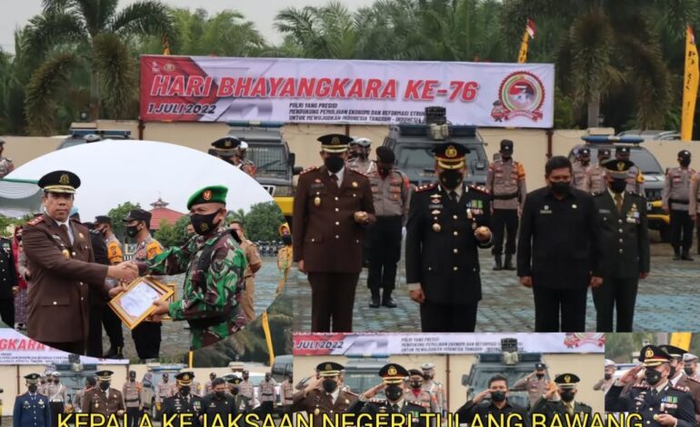  Kepala Kejaksaan Negeri Tulang Bawang mengikuti upacara memperingati HUT Bhayangkara k-76 di Polres mesuji