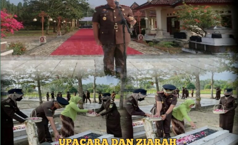  Kepala kejaksaan Negeri Tulang Bawang melaksanakan kegiatan Upacara dan Ziarah ke Taman Makam Pahlawan dalam rangka memperingati Hari Bhakti Adhyaksa ke – 62