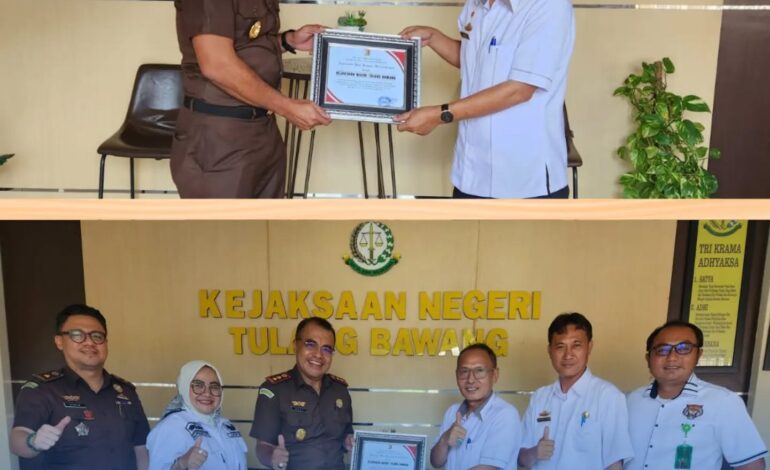  Kejaksaan Negeri Tulang Bawang Menerima Piagam Penghargaan dari Dinas Perdagangan Kabupaten Tulang Bawang