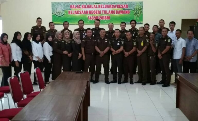  Halal bihalal seluruh Pegawai Kejaksaan Negeri Tulang Bawang bersama dengan Kajari Tulang Bawang Ansari,  SH