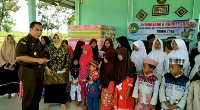  Hum beserta Ibu selaku Ketua IAD Kejari Tulang Bawang
