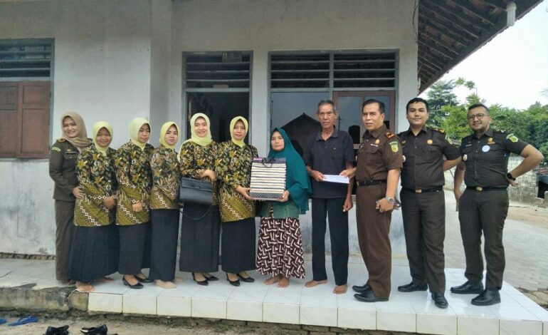  Anjangsana dan Bhakti Sosial Kejari Tulang Bawang dalam Rangka Hari Bhakti Adhyaksa Ke-58