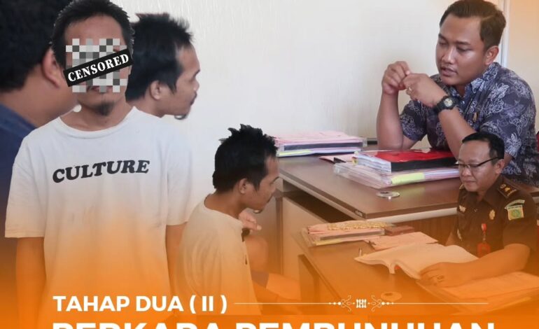  Jaksa Penuntut Umum pada Kejaksaan Negeri Tulang bawang menerima penyerahan Tersangka berinisial (MS) beserta Barang Bukti (tahap II) perkara tindak pidana pembunuhan dari Penyidik Polres Tulang Bawang