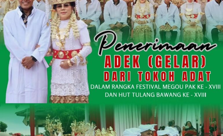  Kepala Kejaksaan Negeri Tulang Bawang dan Ketua IAD Daerah Tulang Bawang menerima Adek (Gelar) dari Tokoh Adat Megou Pak Tulang Bawang dalam Kegiatan Festival Megou Pak Tulang Bawang ke- XVII dalam rangka Memperingati HUT Kabupaten Tulang Bawang yang ke-XVII