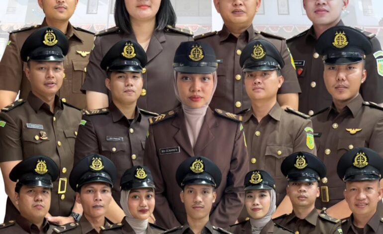  Kepala Kejaksaan Negeri Tulang Bawang Beserta Seluruh Jajaran mengucapkan “ Selamat kepada Para Pegawai Atas Pelantikan 100% sebagai PNS Pada Kejaksaan Negeri Tulang Bawang. 
• Melvin Fransiska Simbolon, S.H (Penelaah Penuntutan dan Penegakan Hukum) 
• Ismi Ramadhoni, S.H (Penelaah Penuntutan dan Penegakan Hukum) 
• Muhamad Arif Fadli Syahputra, S.H (Penelaah Penuntutan dan Penegakan Hukum) 
• Muhammad Adit Bintang Hartahta, S.H (Penelaah Penuntutan dan Penegakan Hukum) 
• Zuhakki Hapis, A. Md (Petugas Barang Bukti) 
• Dea Ananda Eckarista, A. Md. Ab (Petugas Barang Bukti) 
• Leo Pradana, A. Md.Kom. (Petugas Barang Bukti) 
• Erwanto (Penjaga Tahanan) 
• Neldian Saputra (Penjaga Tahanan) 
• Samuel Rc Sianturi (Penjaga Tahanan) 
• M. Renaldi Primala (Pengelola Penanganan Perkara)
• Aryusan (Penjaga Tahanan) 
• Zelvia (Penjaga Tahanan) 
• Muhamad Alvin Fadilah Gumay (Pengelola Penanganan Perkara) 
• Canara Putri Ayuni (Penjaga Tahanan)

@kejaksaan.ri @kejatilampung