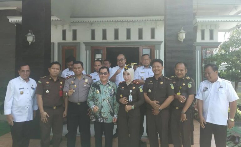  Kepala Kejaksaan Negeri Tulang Bawang didampingi Kasi Pidsus, Kasi Intel, Kasi Pidum dan Kasi Datun melakukan kunjungan ke wilayah hukum Kejari Tulang Bawang di Kabupaten Mesuji
