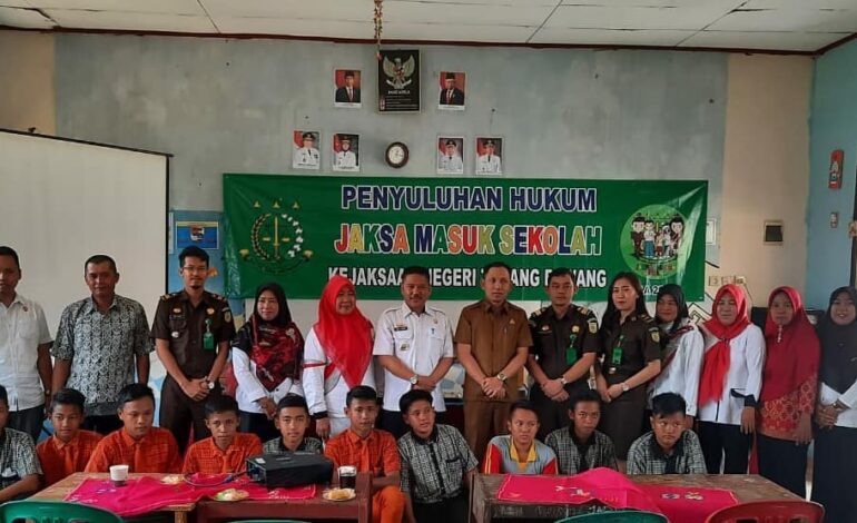  Kejaksaan Negeri Tulang Bawang pada hari Rabu, 19 Februari 2020 melakukan giat Jaksa Masuk Sekolah (JMS) bertempat di SMP Negeri 2 Tumijajar – Tulang Bawang Barat