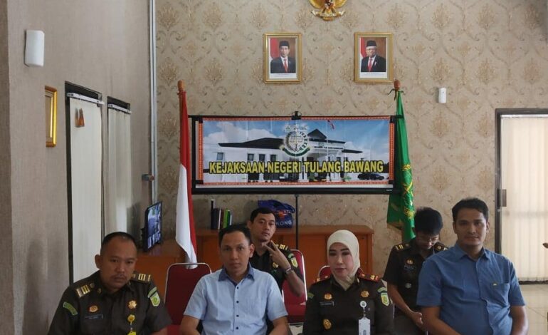  Kepala Kejaksaan Negeri Tulang Bawang mengikuti video conference arahan Jaksa Agung Muda Intelijen terkait kesiapan Kejaksaan RI mendukung penyelenggaraan Pilkada serentak Tahun 2020