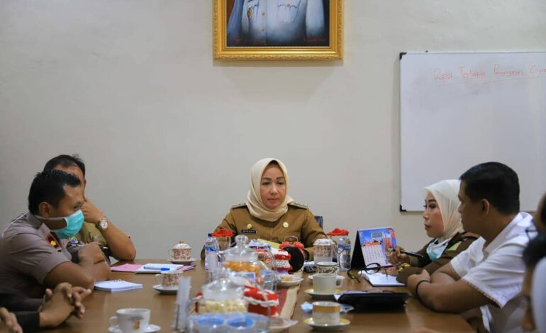  Kepala Kejaksaan Negeri Tulang Bawang mengikuti Rapat yang dipimpin oleh Bupati Tulang Bawang sebagai upaya menanggapi penyebaran COVIS-19 (Coronavirus Disease) pada wilayah Kab. Tulang Bawang

Unsur Forkopimda dan seluruh elemen yang vital dalam mengantisipasi penyebaran COVID-19 duduk bersama dan menghasilkan kesepakatan bahwa pelayanan terhadap masyarakat tidak akan berhenti namun pada beberapa waktu ke depan akan terdapat perubahan pada pelayanan yang diberikan