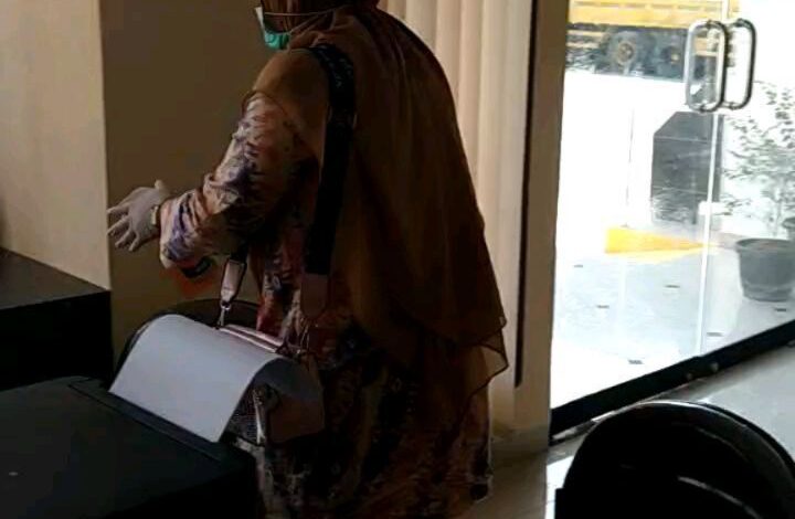  Kejaksaan Negeri Tulang Bawang melakukan tindakan pencegahan penyebaran COVID-19 dengan disinfektasi ruangan Kantor Kejari Tulang Bawang, diharapkan tindakan pencegahan dapat meminimalisir penyebaran COVID-19 pada Kantor Kejari Tulang Bawang pada khususnya dan wilayah Kejari Tulang Bawang pada umumnya