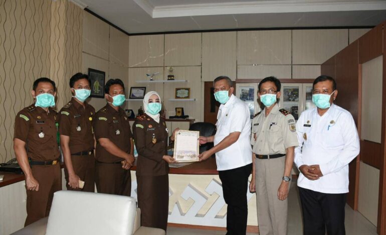  Kepala Kejaksaan Negeri Tulang Bawang menerima penyerahan Sertipikat Tanah untuk pendirian Kantor Kejaksaan Kejaksaan Negeri Tulang Bawang Barst oleh Pemda Tulang Bawang Barat yang diserahkan oleh Bupati Tulang Bawang Barat disaksikan oleh Kepala Kantor BPN Tulang Bawang Barat