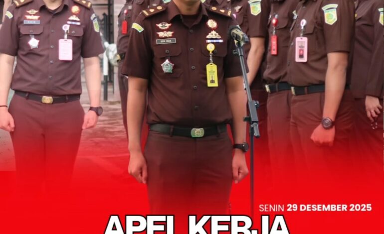  Kejaksaan Negeri Tulang Bawang Melaksanakan Apel Kerja Senin Pagi dihalaman Kantor Kejaksaandipimpin oleh Gita Arja Pratama, S
