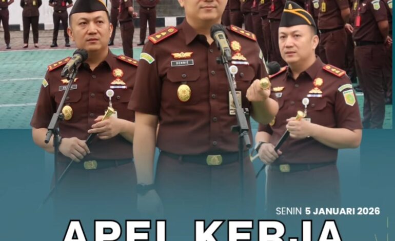  Kejaksaan Negeri Tulang Bawang Melaksanakan Apel Kerja Senin Pagi dihalaman Kantor Kejaksaan dipimpin oleh Dennie Sagita, S