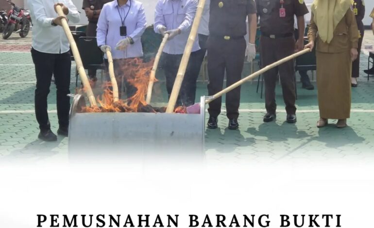  KEJAKSAAN NEGERI TULANG BAWANG LAKSANAKAN PEMUSNAHAN BARANG BUKTI YANG TELAH BERKEKUATAN HUKUM TETAP (INKRAH)